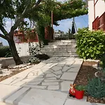 Nives Trogir