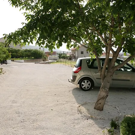 Nives Trogir