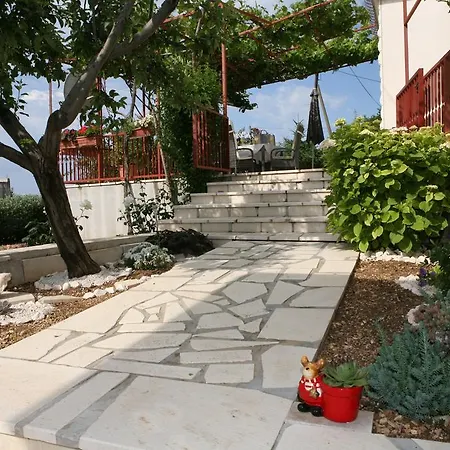 Nives Trogir