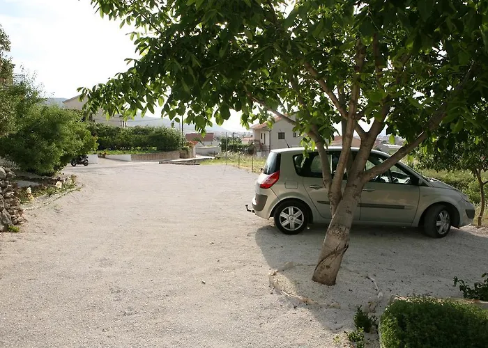 Nives Trogir